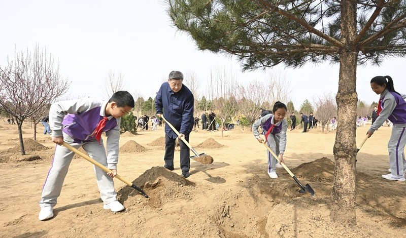 党和国家领导人参加首都义务植树活动